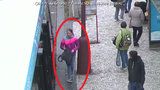 VIDEO: Kámen zranil holčičku (2) na Florenci: Léčila se několik týdnů! Zasáhl i ženu, hledá ji policie