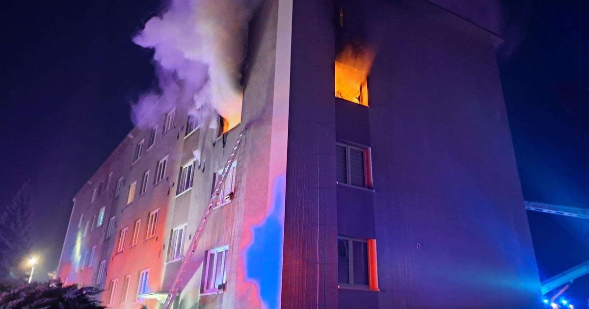 ¡Los bomberos salvaron a 3 personas de un complejo de apartamentos en llamas en Kamenice! Un helicóptero voló para la mujer quemada ¡Los bomberos salvaron a 3 personas de un complejo de apartamentos en llamas en Kamenice! Un helicóptero voló para la mujer quemada
