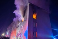 Z hořícího paneláku v Kamenici zachránili hasiči 3 lidi! Pro popálenou ženu letěl vrtulník