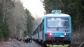 Neštěstí na Kladensku: Vlak na trati srazil dívku (13)! Na místo letěl vrtulník