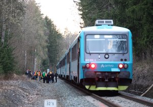 Neštěstí na Kladensku: Vlak na trati srazil dívku (13)! Na místo letěl vrtulník