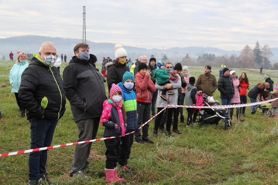 V neděli 22. listopadu pokáceli strom v Kamenném Přívozu, který bude zdobit Vánoce 2020 na Staroměstském náměstí v Praze.