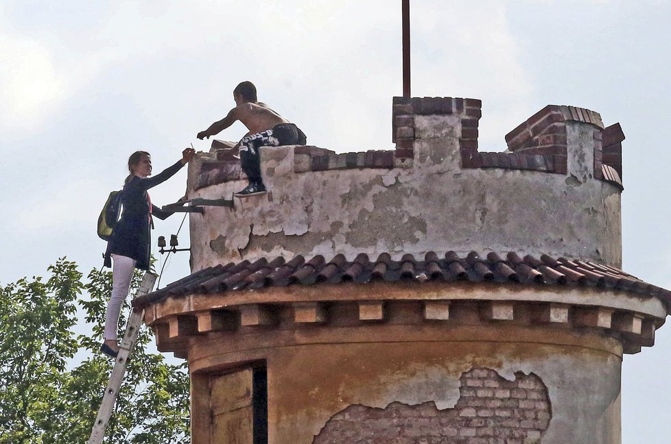 Vyjednavač muže přemlouval, aby slezl 14 hodin.