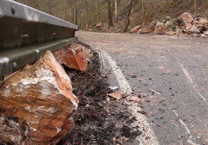 V ulici Na Cikánce popadaly kameny do silnice. TSK ji uzavřela.