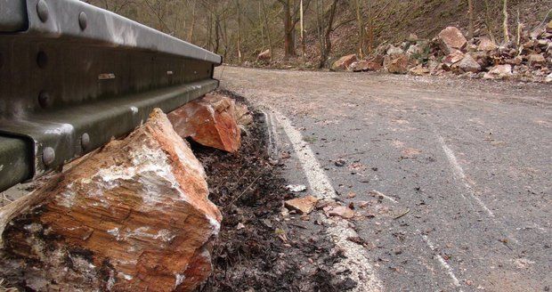 V Újezdu nad Lesy řeší problémy s nepovolenými předměty jako jsou kameny nebo tyče na plochách vozovky. (ilustrační foto)