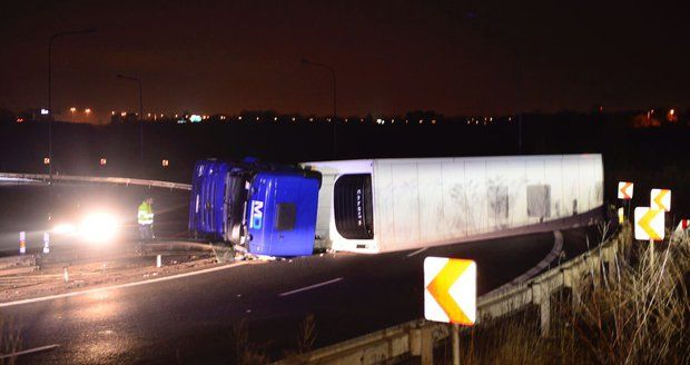 Řidič převrátil kamion na Novopacké. Nehodu odklízeli pět hodin