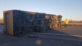 Pražský okruh a dálnici D10 komplikuje nehoda kamionu (ilustrační foto).