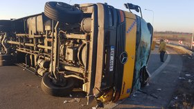Pražský okruh a dálnici D10 komplikuje nehoda kamionu.