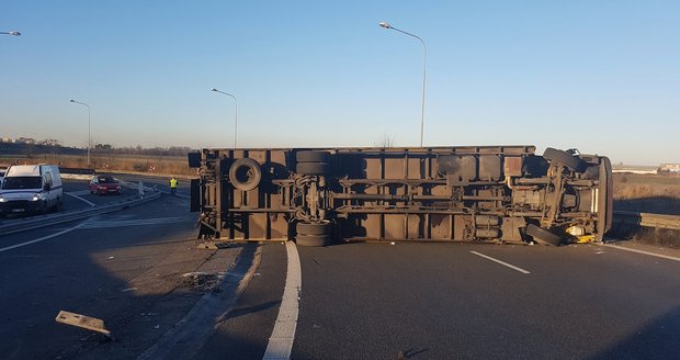 Pražský okruh a dálnici D10 komplikuje nehoda kamionu.