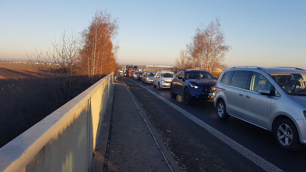 Pražský okruh a dálnici D10 komplikuje nehoda kamionu.