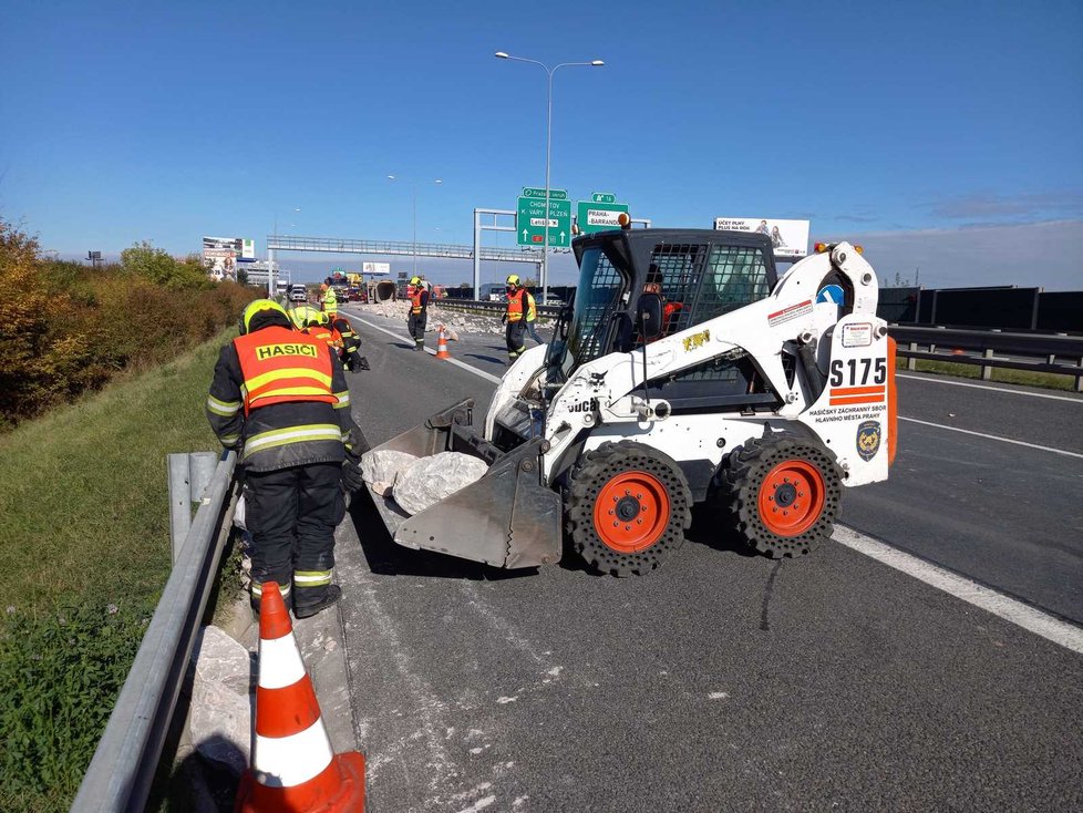 Převrácený kamion zablokoval Pražský okruh. (18. října 2021)