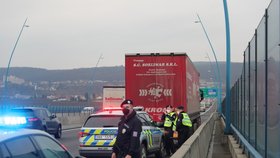 Z kamionu na Pražském okruhu vyskočili čtyři lidé.  (16. prosince 2021)