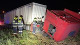 Kamion vylétl z Rozvadovské spojky, přerazil se o kus betonu! Zraněný řidič (29) si pomoc zavolal sám