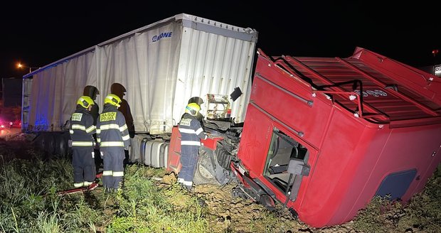 Kamion vylétl z Rozvadovské spojky, přerazil se o kus betonu! Zraněný řidič (29) si pomoc zavolal sám