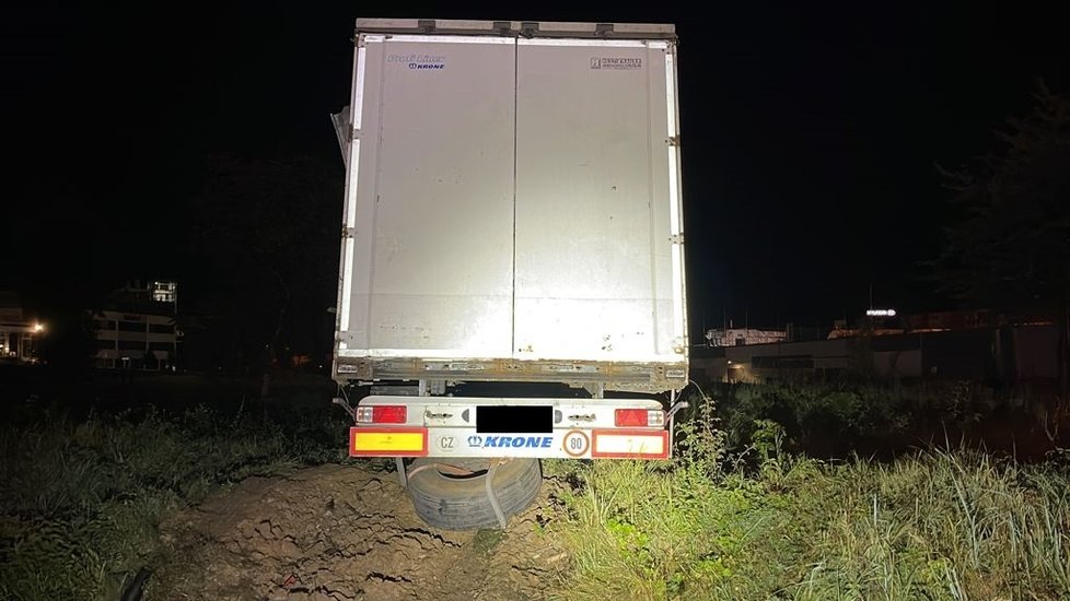 Kamion vylétl z Rozvadovské spojky. (1. října 2021)
