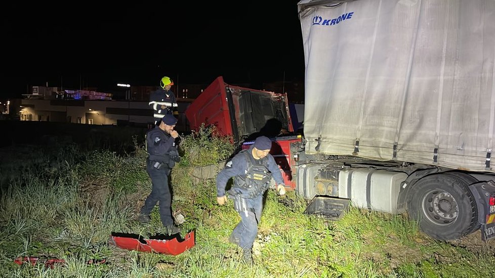 Kamion vylétl z Rozvadovské spojky. (1. října 2021)