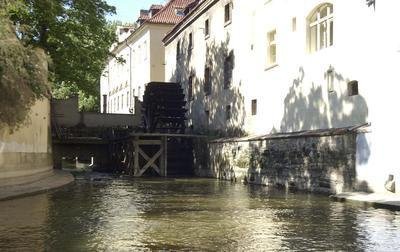 Zachovalé mlýnské kolo, které je oblíbeným místem turistů