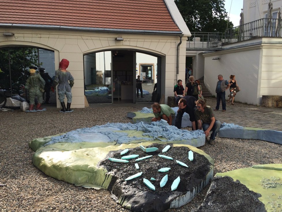 Instalace sousoší, připomínající osud uprchlíka z NDR Hartmuta Tautze, v Praze na Kampě