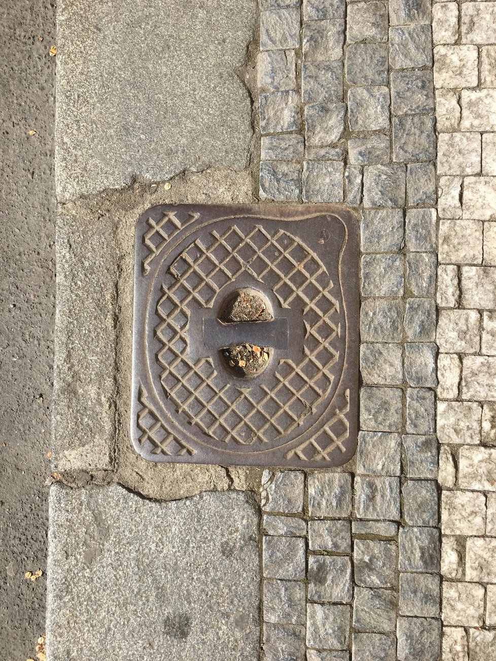 Praha má velké množství poklopů z různých období. Samotný magistrát ani neví, z jaké doby jednotlivé kanalizace pochází.