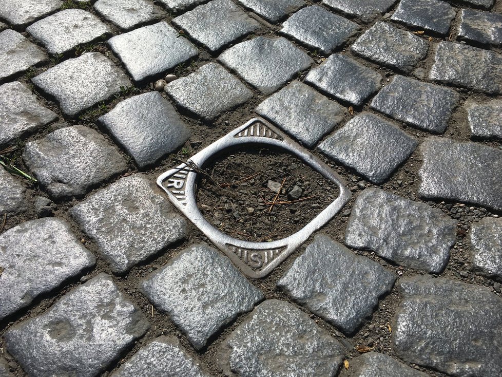 Praha má velké množství poklopů z různých období. Samotný magistrát ani neví, z jaké doby jednotlivé kanalizace pochází.