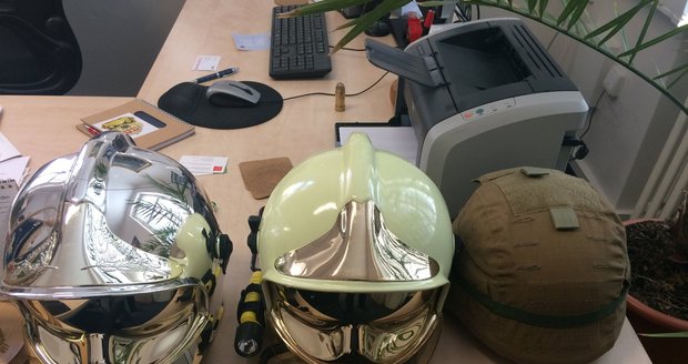 Hasičské helmy z různých koutů světa