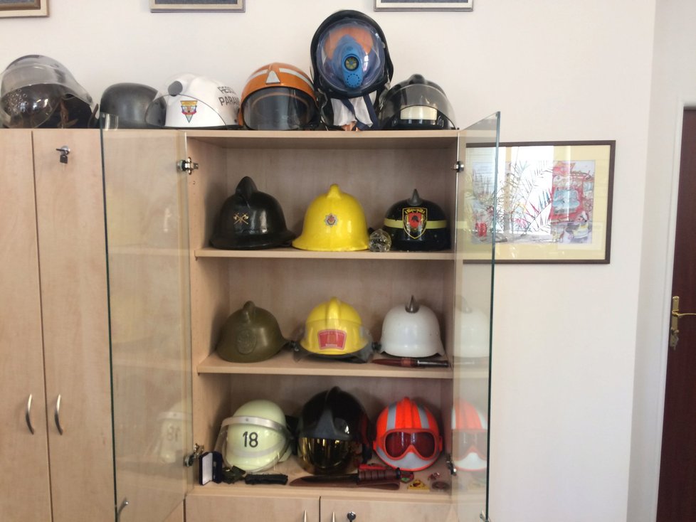 Hasičské helmy z různých koutů světa