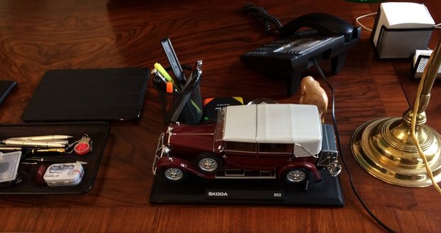 Na stole má Jan Burian model starého automobilu od Škodovky.