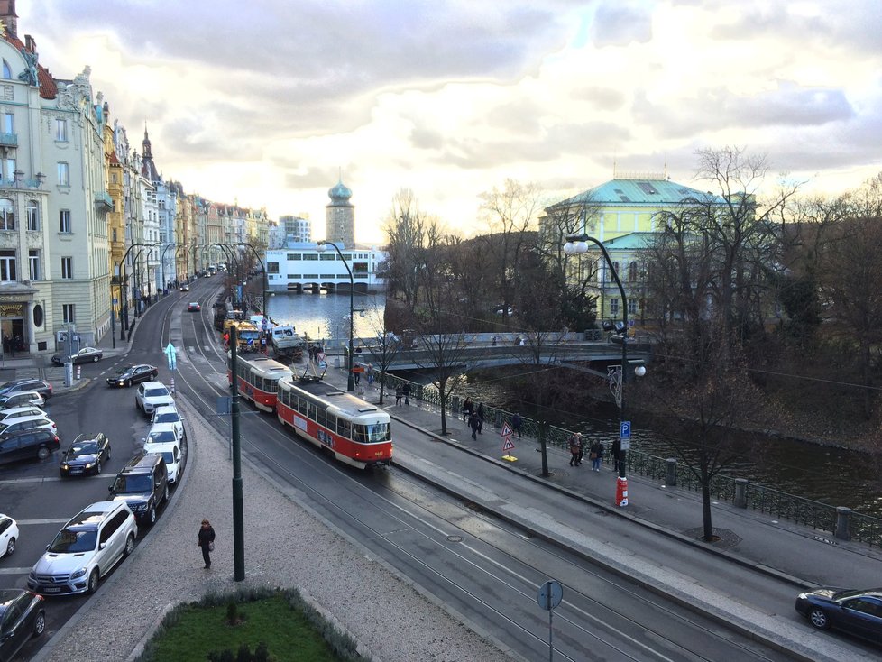 Z kanceláře je také romantický výhled na galerii Mánes, Střelecký ostrov a Vltavu.