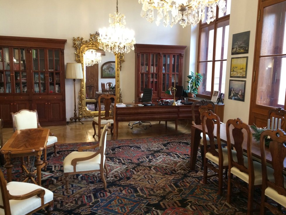 Ředitel Národního divadla má v kanceláři s krásným výhledem ohořelý trám, křišťálové lustry i obraz od Hynaise.