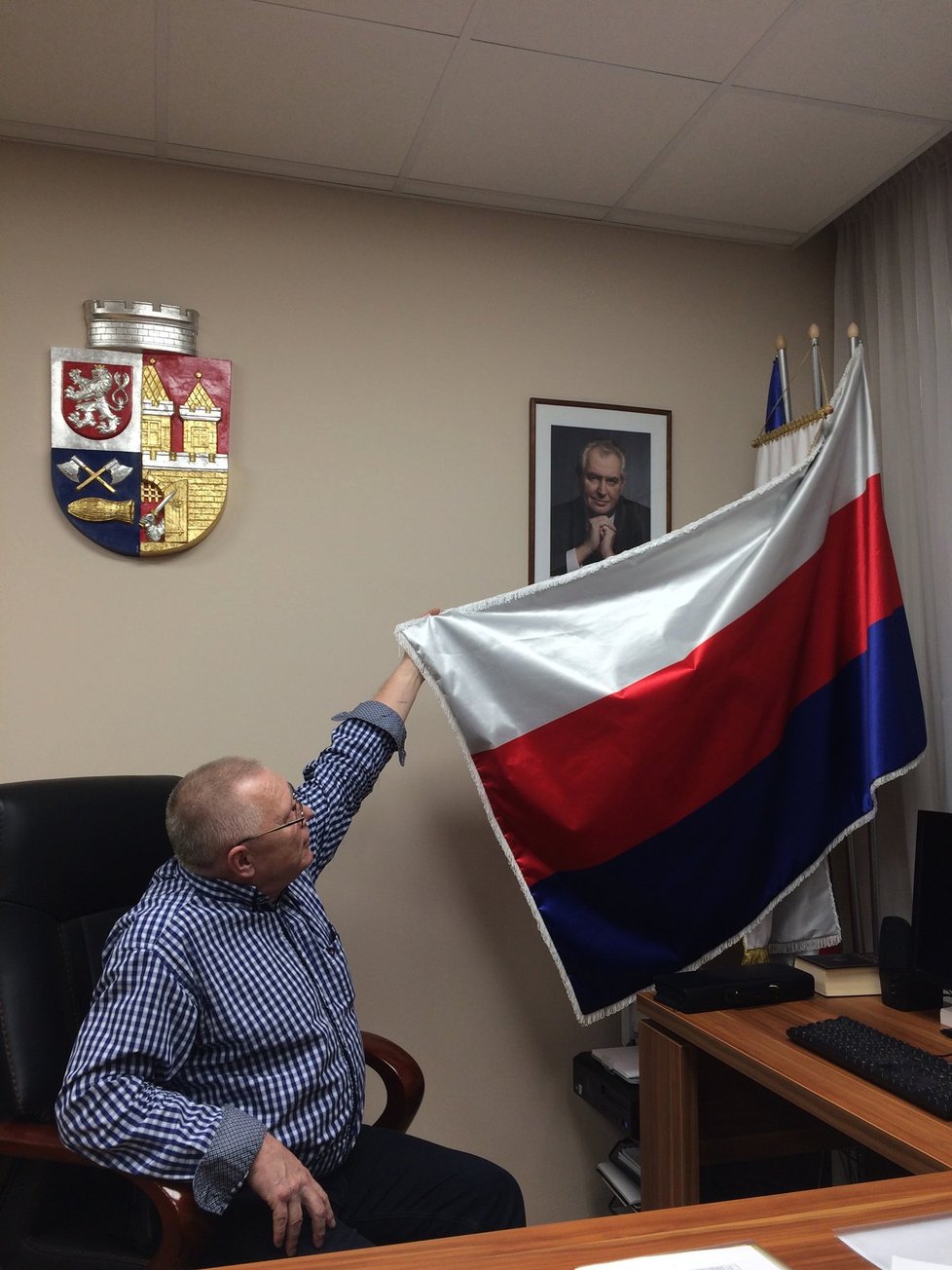 Žádná ruská vlajka, ale vlajka městské části Prahy 10