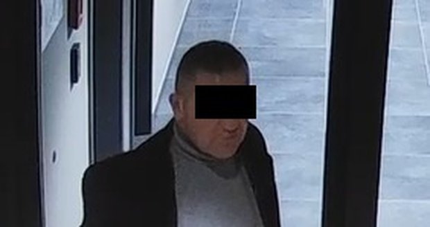 Muž vykrádal pražské kanceláře, policisté ho chytili.