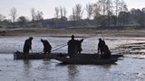 Na přehradě Seč se převrátila loď s rybáři: Jeden utonul