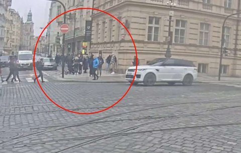 Hororové chvíle pro maminku v centru Prahy: Zfetovaný muž vytáhl miminko (4 měs.) z kočárku a držel ho ve vzduchu!