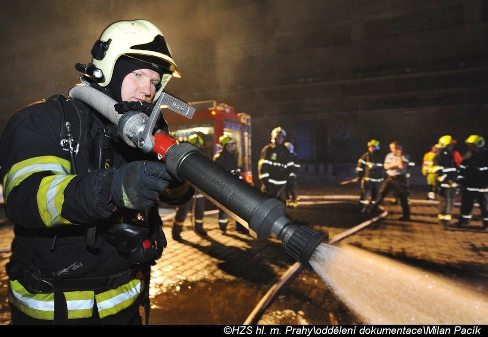 V Praze shořel karavan, uvnitř našli dva mrtvé pejsky.