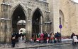 Lidé ve frontě do kostela, kde je vystavena rakev s urnou Karla Schwarzenberga. (6. prosince 2023)