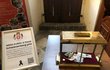 Rakev s urnou Karla Schwarzenberga v kostele na Malé Straně. (6. prosince 2023)