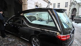 Vůz přiváží rakev se zesnulým politikem a hradním kancléřem Karlem Schwarzenbergem do kostela Maltézských rytířů Panny Marie pod řetězem, 6. prosince 2023, Praha.