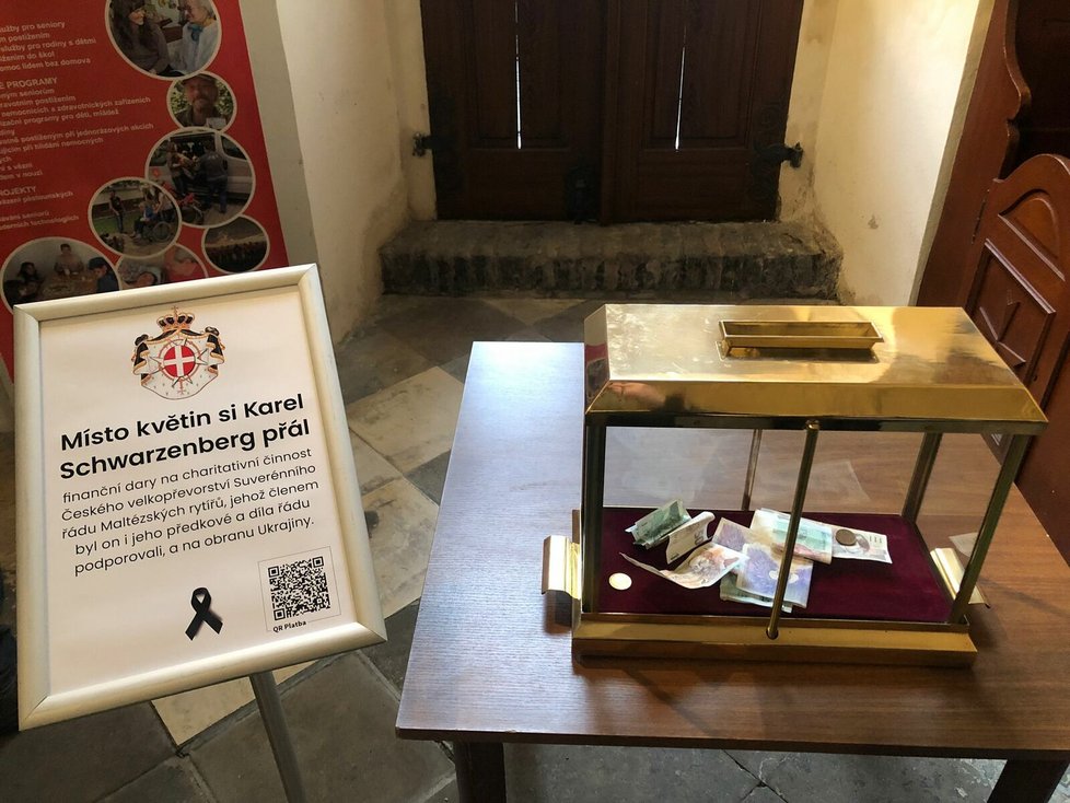 Rakev s urnou Karla Schwarzenberga v kostele na Malé Straně. (6. prosince 2023)