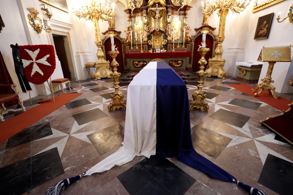 Rakev se zesnulým politikem a hradním kancléřem Karlem Schwarzenbergem v kostele Maltézských rytířů Panny Marie pod řetězem, 6. prosince 2023, Praha.