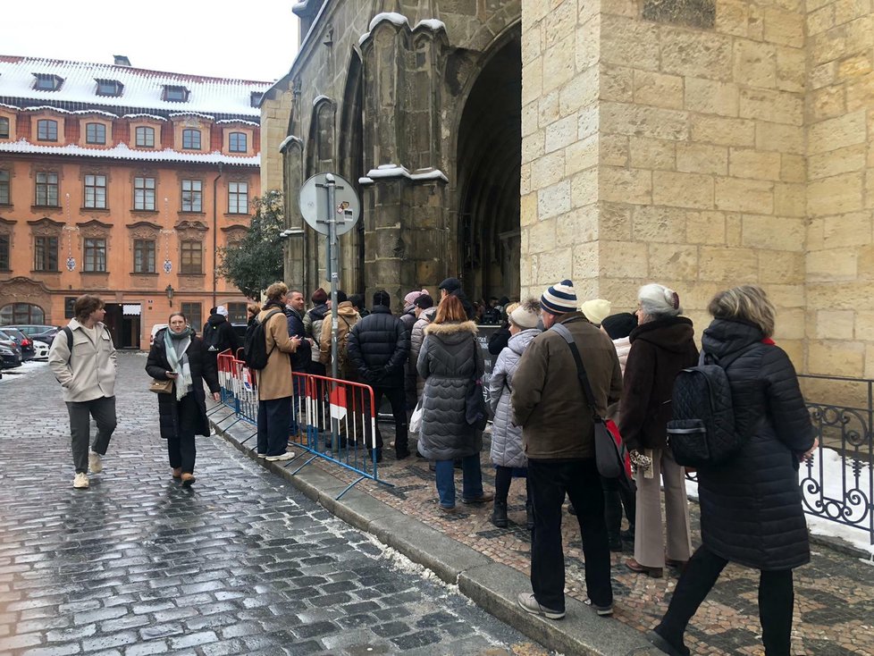 Lidé ve frontě do kostela, kde je vystavena rakev s urnou Karla Schwarzenberga. (6. prosince 2023)