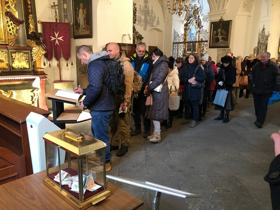 Rakev s urnou Karla Schwarzenberga v kostele na Malé Straně (6. prosince 2023)