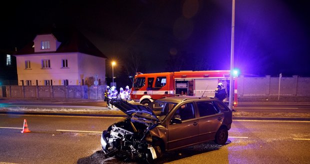 Velké pátrání v Řepích! Dezorientovaný řidič po nehodě utekl, policie žádá veřejnost o pomoc