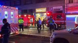 Požár činžáku na Karlově náměstí: Jeden člověk zemřel, 80 lidí hasiči evakuovali