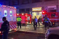 Požár činžáku na Karlově náměstí: Jeden člověk zemřel, 80 lidí hasiči evakuovali