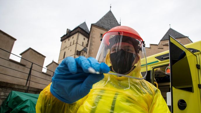 Takto se testovali zaměstnanci na hradě Karlštejn. Od července už to nebude třeba.