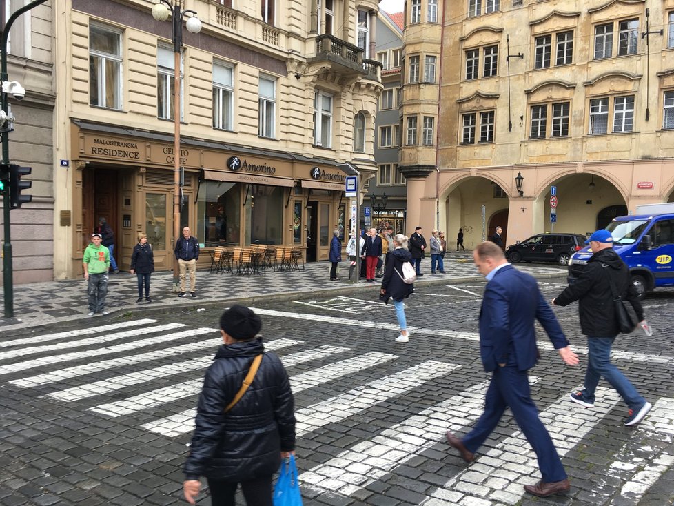 Vjezdu vozidel na Karlův most kromě cedulí nebrání vůbec nic.