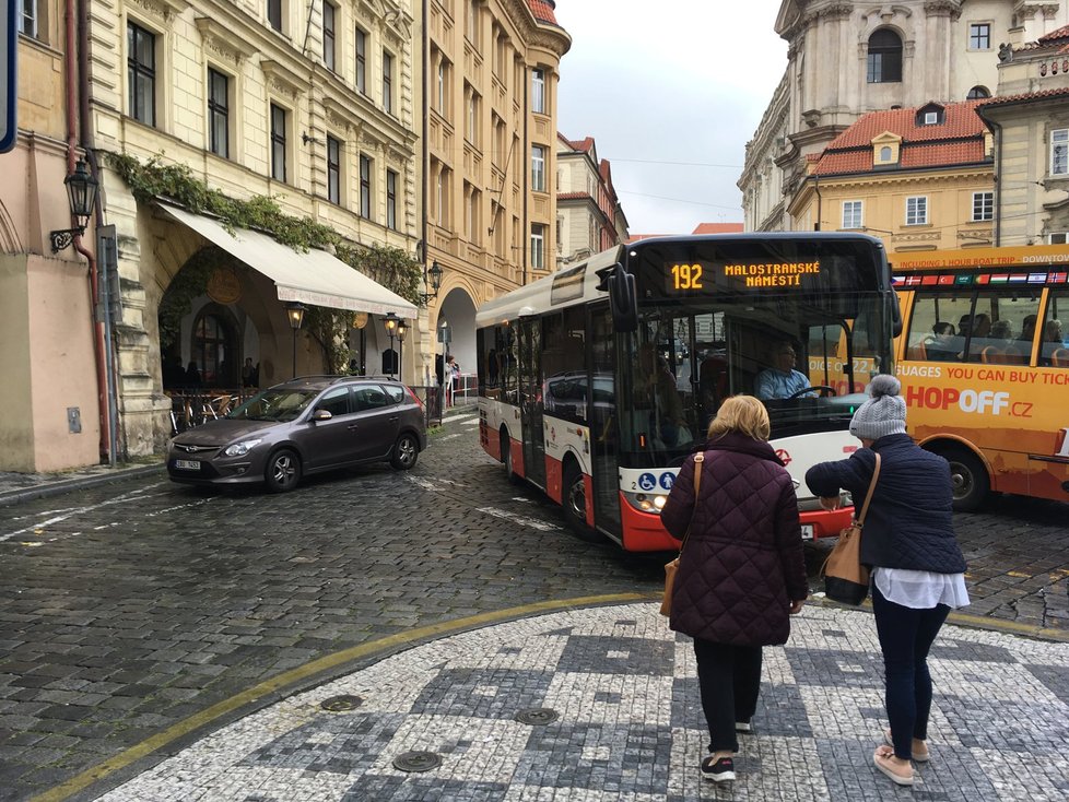 Vjezdu vozidel na Karlův most kromě cedulí nebrání vůbec nic.