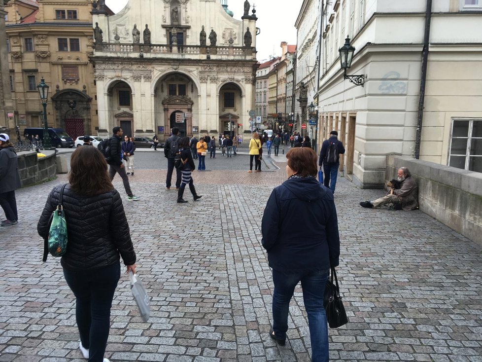 Vjezdu vozidel na Karlův most kromě cedulí nebrání vůbec nic.