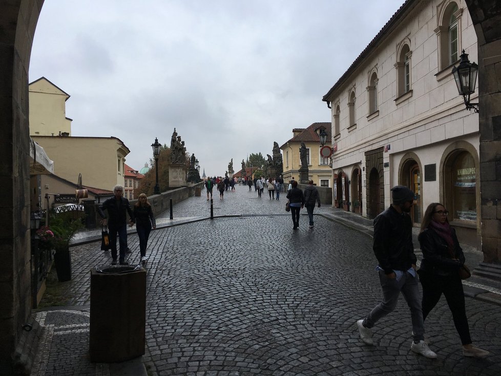 Vjezdu vozidel na Karlův most kromě cedulí nebrání vůbec nic.