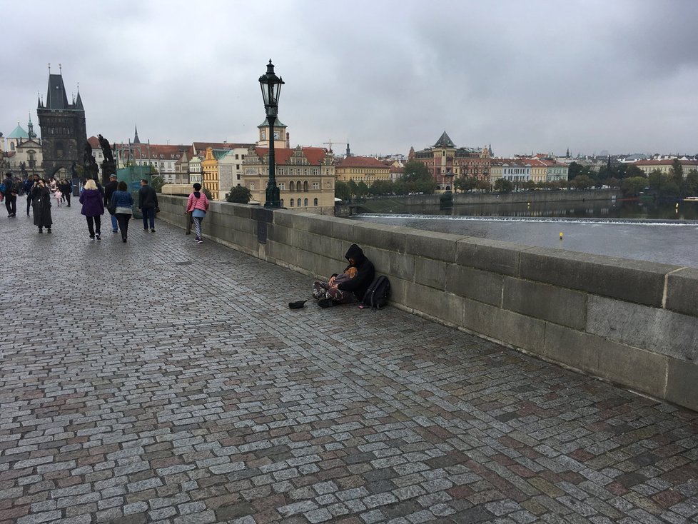 Vjezdu vozidel na Karlův most kromě vozidel nebrání vůbec nic.